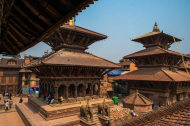 Lalitpur, Nepal - 17 Nisan 2023: Patan Durbar Meydanı 'nın turist ve yerlilerin gezip gezdiği bir manzara. Lalitpur şehrinde, Katmandu Vadisi, Nepal.