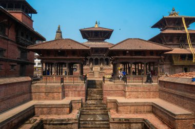 Lalitpur, Nepal - 17 Nisan 2023: Patan Durbar Meydanı 'nın turist ve yerlilerin gezip gezdiği bir manzara. Lalitpur şehrinde, Katmandu Vadisi, Nepal.