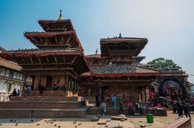 Katmandu, Nepal - 17 Nisan 2023: Kaal Bhairav 'ı ziyaret eden ve ona tapan insanlar, UNESCO Dünya Mirası Bölgesi Katmandu Durbar Meydanı' ndaki bir Hindu tapınağı..