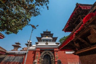 Kathmandu, Nepal - 17 Nisan 2023: Taleju Bhawani Tapınağı 'nı ziyaret eden insanlar, Katmandu Durbar Meydanı' nda tarihi bir UNESCO Dünya Mirası Alanı..