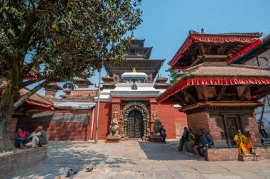 Kathmandu, Nepal - 17 Nisan 2023: Taleju Bhawani Tapınağı 'nı ziyaret eden insanlar, Katmandu Durbar Meydanı' nda tarihi bir UNESCO Dünya Mirası Alanı..