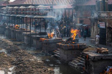 Katmandu, Nepal - 17 Nisan 2023: Pashupatinath Tapınağı ve Bagmati Nehri 'ndeki Hindu Yakma Töreni, dünyanın en büyük ve en eski Hindu tapınaklarından biri. Katmandu, Nepal 'de yer almaktadır..
