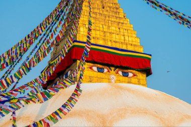 Boudhanath çevresinde bir manzara, Katmandu, Nepal 'de bir stupa. Devasa mandala 'sı onu Nepal ve dünyanın en büyük küresel aptallarından biri yapıyor..
