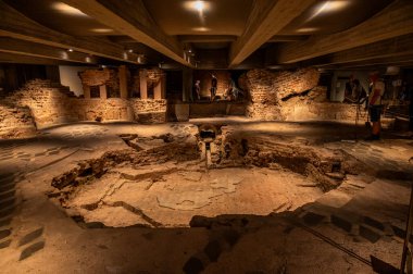 MILAN, ITALY - 3. SEP 2022: Milano, Lombardiya, İtalya 'nın katedral kilisesi olan Duomo di Milano' yu ziyaret eden turist.