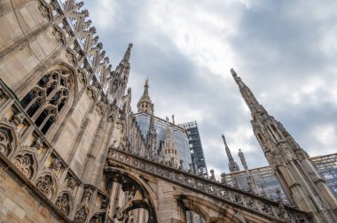 MILAN, ITALY - SEP 3, 2022: Duomo di Milano (Milan Katedrali) 'nin dış mimarisi ve mimarisi, Milano, Lombardiya, İtalya katedrali.