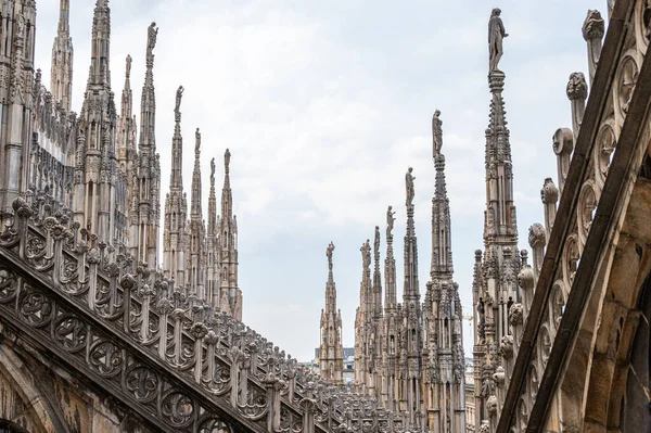 MILAN, ITALY - SEP 3, 2022: Duomo di Milano (Milan Katedrali) 'nin dış mimarisi ve mimarisi, Milano, Lombardiya, İtalya katedrali.