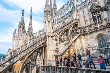 MILAN, ITALY - SEP 3, 2022: Duomo di Milano (Milan Katedrali) 'nin dış mimarisi ve mimarisi, Milano, Lombardiya, İtalya katedrali.