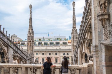 MILAN, ITALY - SEP 3, 2022: Duomo di Milano (Milan Katedrali) 'nin dış mimarisi ve mimarisi, Milano, Lombardiya, İtalya katedrali.