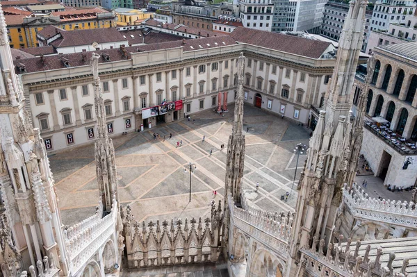 MILAN, ITALY - SEP 3, 2022: Duomo di Milano (Milan Katedrali) 'nin dış mimarisi ve mimarisi, Milano, Lombardiya, İtalya katedrali.