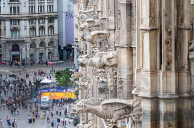 MILAN, ITALY - SEP 3, 2022: Duomo di Milano (Milan Katedrali) 'nin dış mimarisi ve mimarisi, Milano, Lombardiya, İtalya katedrali.
