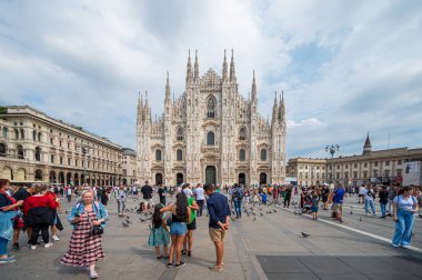 MILAN, ITALY - SEP 3, 2022: Katedral Meydanı 'nı (Piazza del Duomo) ve Milano Katedrali' ni (Milan Katedrali) ziyaret eden turistler ve yerel halk, Milano, Lombardiya, İtalya katedrali.