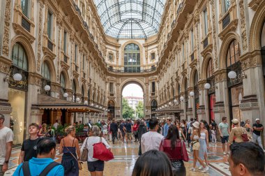 MILAN, ITALY - SEP 3, 2022: İtalya 'nın Katedral Meydanı (Piazza del Duomo) yakınlarındaki en eski aktif alışveriş galerisi olan Galleria Vittorio Emanuele II' yi ziyaret eden turistler ve yerel halk, Lombardiya, İtalya.