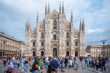 MILAN, ITALY - SEP 3, 2022: Katedral Meydanı 'nı (Piazza del Duomo) ve Milano Katedrali' ni (Milan Katedrali) ziyaret eden turistler ve yerel halk, Milano, Lombardiya, İtalya katedrali.