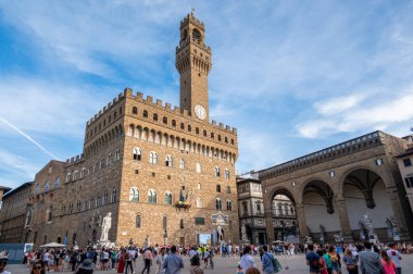 Florence, İtalya - 5 Şubat 2022: Floransa, İtalya belediye binası Palazzo Vecchio 'yu ziyaret eden turist. Piazza della Signoria 'da Michelangelo' nun Davut heykelinin bir kopyası var..