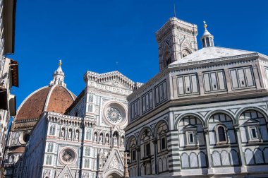 Floransa Katedrali (Duomo di Firenze) çevresindeki bir manzara, resmi olarak Floransa, İtalya 'daki UNESCO Dünya Mirası Alanının bir parçası olan Çiçekli Aziz Mary Katedrali (Santa Maria del Fiore).
