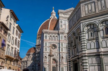 Floransa Katedrali (Duomo di Firenze) çevresindeki bir manzara, resmi olarak Floransa, İtalya 'daki UNESCO Dünya Mirası Alanının bir parçası olan Çiçekli Aziz Mary Katedrali (Santa Maria del Fiore).