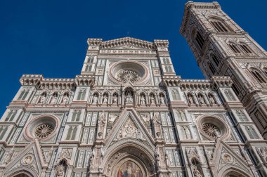 Floransa Katedrali (Duomo di Firenze) çevresindeki bir manzara, resmi olarak Floransa, İtalya 'daki UNESCO Dünya Mirası Alanının bir parçası olan Çiçekli Aziz Mary Katedrali (Santa Maria del Fiore).