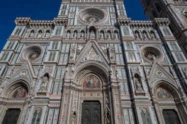 Floransa Katedrali (Duomo di Firenze) çevresindeki bir manzara, resmi olarak Floransa, İtalya 'daki UNESCO Dünya Mirası Alanının bir parçası olan Çiçekli Aziz Mary Katedrali (Santa Maria del Fiore).