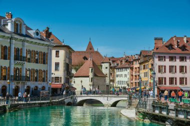 Le Palais de Ille çevresinde bir manzara. Fransa 'nın Annecy kentindeki Thiou Kanalı' nın ortasında bir ortaçağ şatosu ve hapishanesi..