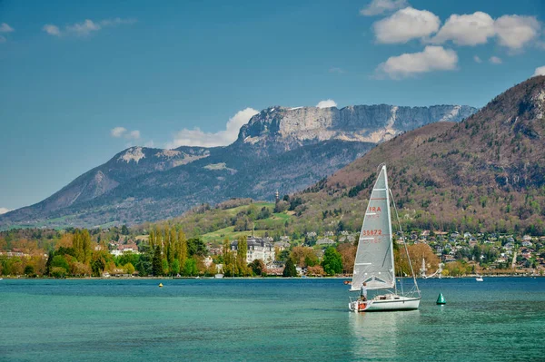 Haute Savoie Francja Kwi 2022 Turyści Wsiadający Łodzi Nad Jeziorem — Zdjęcie stockowe