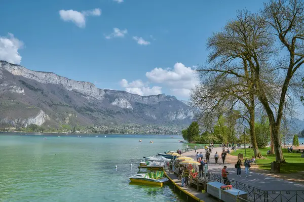 Güneşli bir günde Annecy Gölü çevresinde bir manzara. Annecy Gölü, Fransa 'nın Haute-Savoie kentinde bulunan bir perialpin gölüdür..