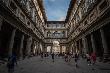 Floransa, İtalya - 8 Ağustos 2023: İtalya 'nın Floransa kentindeki ünlü Uffizi Galerisi' nin avlusunda yürüyen ziyaretçiler.