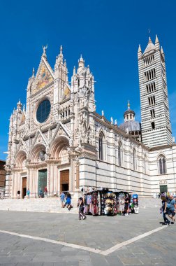 Siena, İtalya - 9 Ağustos 2023 - İtalya 'nın Piazza del Duomo kentindeki Siena Katedrali' nin çarpıcı manzarası.