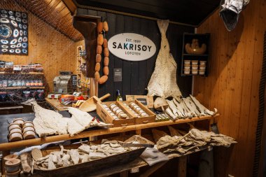 Lofoten, Norveç - 5 Nisan 2024: Sakrisoy, Lofoten, Norveç 'te kurutulmuş balık ve yerel ürünlerin sergilendiği geleneksel Norveç mağazası.