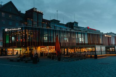 Bergen, Norveç - 12 Nisan 2024: Şehrin göbeğinde yer alan Bergen Balık Pazarı 'nın akşam manzarası.