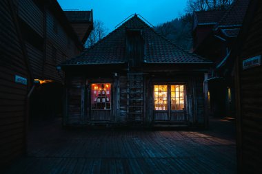 Bergen, Norveç - 12 Nisan 2024: Bergen, Norveç 'teki Bryggen Rıhtımı' ndan atmosferik gece sahneleri.