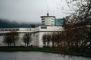Bergan, Norveç - 11 Nisan 2024: Bergen, Norveç 'teki KODE Müzesi binasının manzarası,