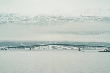 Norveç 'in Lofoten kentindeki tarihi balıkçı kasabası A' nın büyüleyici kış manzarası. Renkli ahşap binalar ve karlı zirveler..