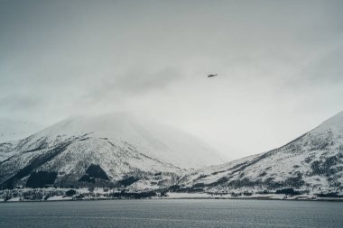 Norveç 'in Lofoten kentindeki tarihi balıkçı kasabası A' nın büyüleyici kış manzarası. Renkli ahşap binalar ve karlı zirveler..