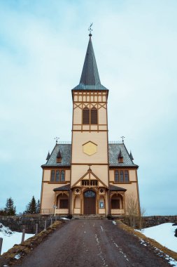 Lofoten Katedrali olarak da bilinen Vagan Kilisesi 'nin manzarası, Lofoten' in dramatik manzarasında kar ve suyla çevrili..