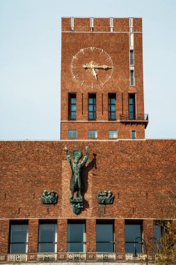 Oslo, Norveç - 13 Nisan 2024: Güneşli bir günde Oslo Belediye Binası 'nın saat kulesinin yakın çekimi