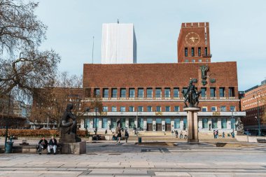 Oslo, Norveç - 13 Nisan 2024: Güneşli bir günde Oslo Belediye Sarayı.