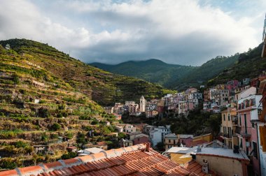 Çatılı renkli Manarola köyünün büyüleyici yamaç manzarası.
