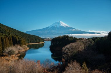 Fuji Dağı 'nın yansıması Tanuki Gölü, açık gökyüzü ve sakin doğa.