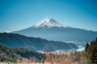 Tepedeki Torii kapısı Fuji Dağı ve Kawaguchiko Gölü manzaralı..