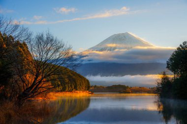 Fuji Dağı göl yansıması ve Fujinomiya yakınlarında canlı bir gündoğumu ile.