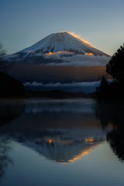 Fuji Dağı göl yansıması ve Fujinomiya yakınlarında canlı bir gündoğumu ile.