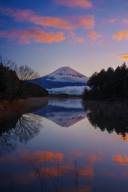 Fuji Dağı göl yansıması ve Fujinomiya yakınlarında canlı bir gündoğumu ile.