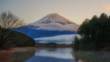 Fuji Dağı göl yansıması ve Fujinomiya yakınlarında canlı bir gündoğumu ile.