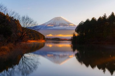 Fuji Dağı göl yansıması ve Fujinomiya yakınlarında canlı bir gündoğumu ile.