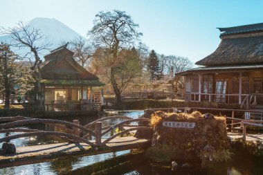 Geleneksel Japon evleri ve Fuji Dağı ile Oshino Hakkai köyü.