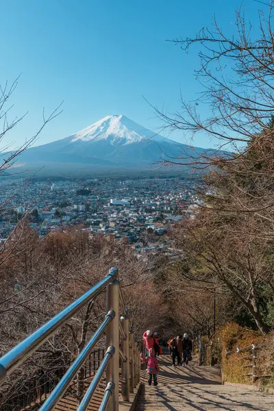 Fujiyoshida, Japonya - 14 Aralık 2023: Fujiyoshida Dağı üzerinden Fuji Dağı manzaralı bir manzaraya çıkan insanlar.