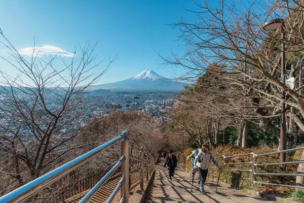 Fujiyoshida, Japonya - 14 Aralık 2023: Fujiyoshida Dağı üzerinden Fuji Dağı manzaralı bir manzaraya çıkan insanlar.