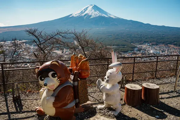 Şirin maskot heykelleri ve arkasında Fuji Dağı 'nın belirgin olduğu bir tavşan standı..