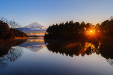 Fuji Dağı göl yansıması ve Fujinomiya yakınlarında canlı bir gündoğumu ile.