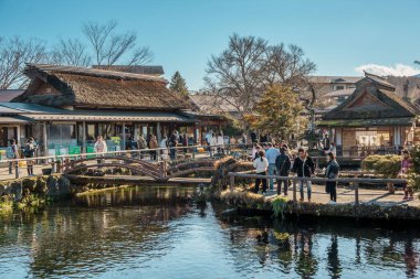 Fujikawaguchiko, Japonya - 13 Aralık 2024: Geleneksel Japon evleri ve Fuji Dağı ile Sahne Oshino Hakkai köyü.